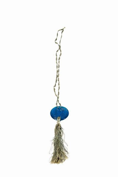 René Lalique, Placchetta in vetro blu con decoro floreale e cordone in seta