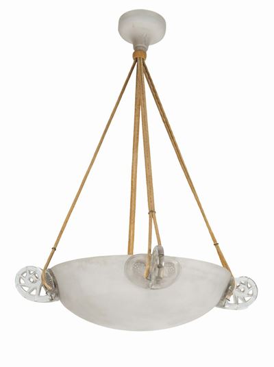 René Lalique, Grande lampadario con coppa in vetro sabbiato e rostri in cristallo molato