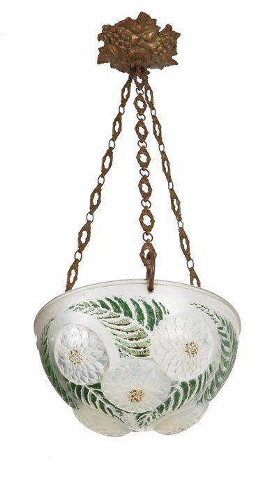 René Lalique, Lampadario con coppa in vetro opalescente a decorazione floreale e fogliata