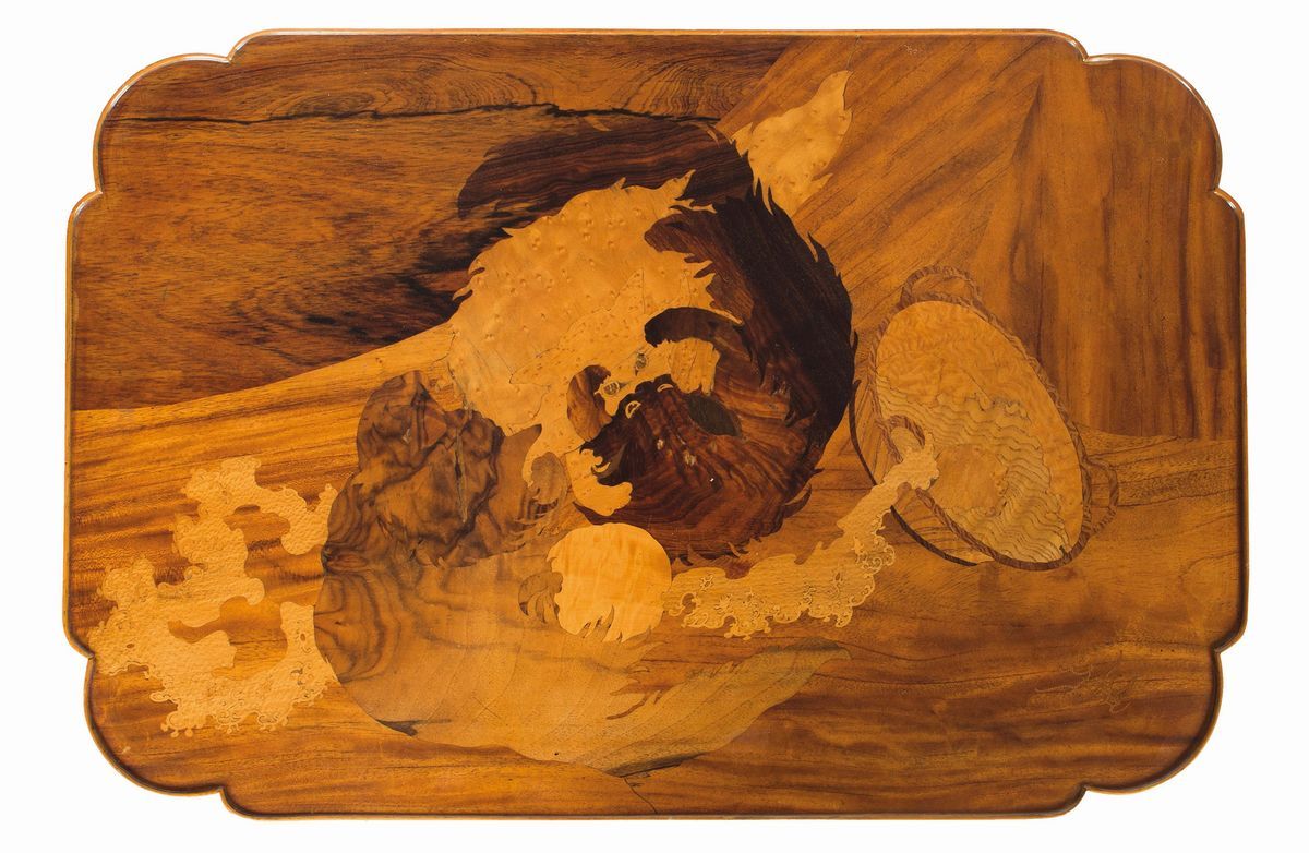 Émile Gallé, Tavolino a due ripiani in marqueterie con intarsi di gatti, Nancy, 1900 ca