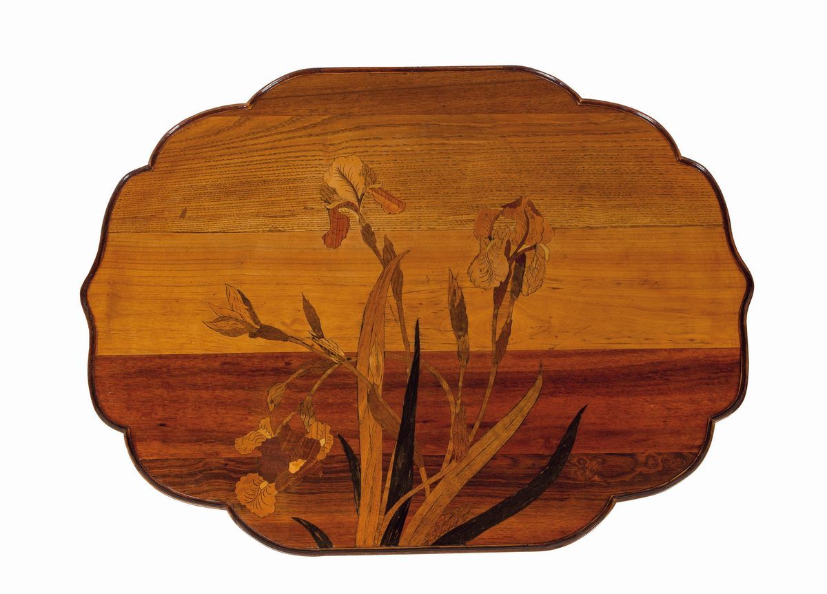 Émile Gallé, Tavolino intarsiato a due ripiani con decoro lacustre e fiori, Nancy (1900 ca.)