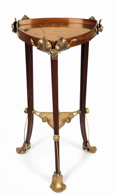 Émile Gallé, Tavolino triangolare in marqueterie con applicazioni in bronzo dorato