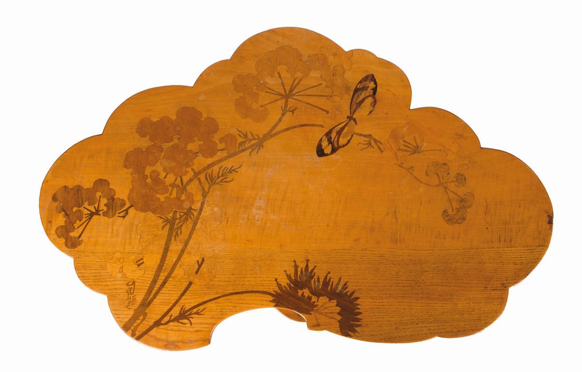 Émile Gallé, Nancy, Tavolino a due ripiani trilobati in marqueterie di essenze con decoro a alber...