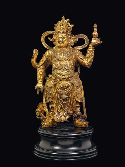 Figura di Guandi in Bronzo Dorato a Freddo con in Mano Stupa, Cina, Dinastia Ming, XVII Secolo