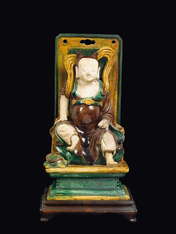 Figura di saggio seduto in terracotta a smalti Sancai, Cina, Dinastia Ming, fine XVII secolo