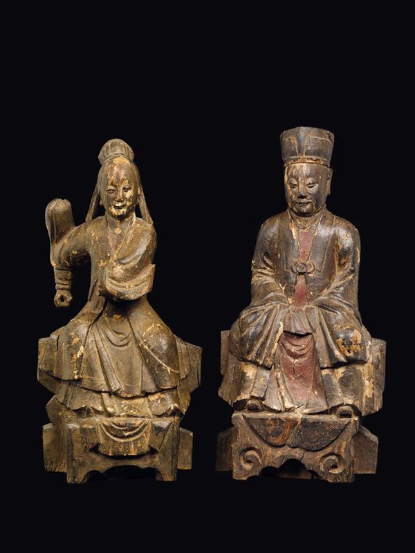 Coppia di personaggi in legno con tracce di policromia raffiguranti Guanyin e dignitario seduti, Cina del sud, Dinastia Ming, XVII secolo
