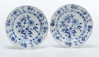Due Piatti Piani in Porcellana a Decoro Bianco e Blu, Meissen XIX-XX Secolo