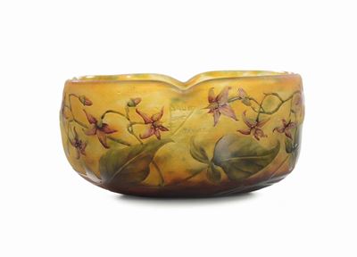 Daum, Coppa quadrilobata in vetro a cammeo con decoro floreale policromo (Nancy), 1910 ca