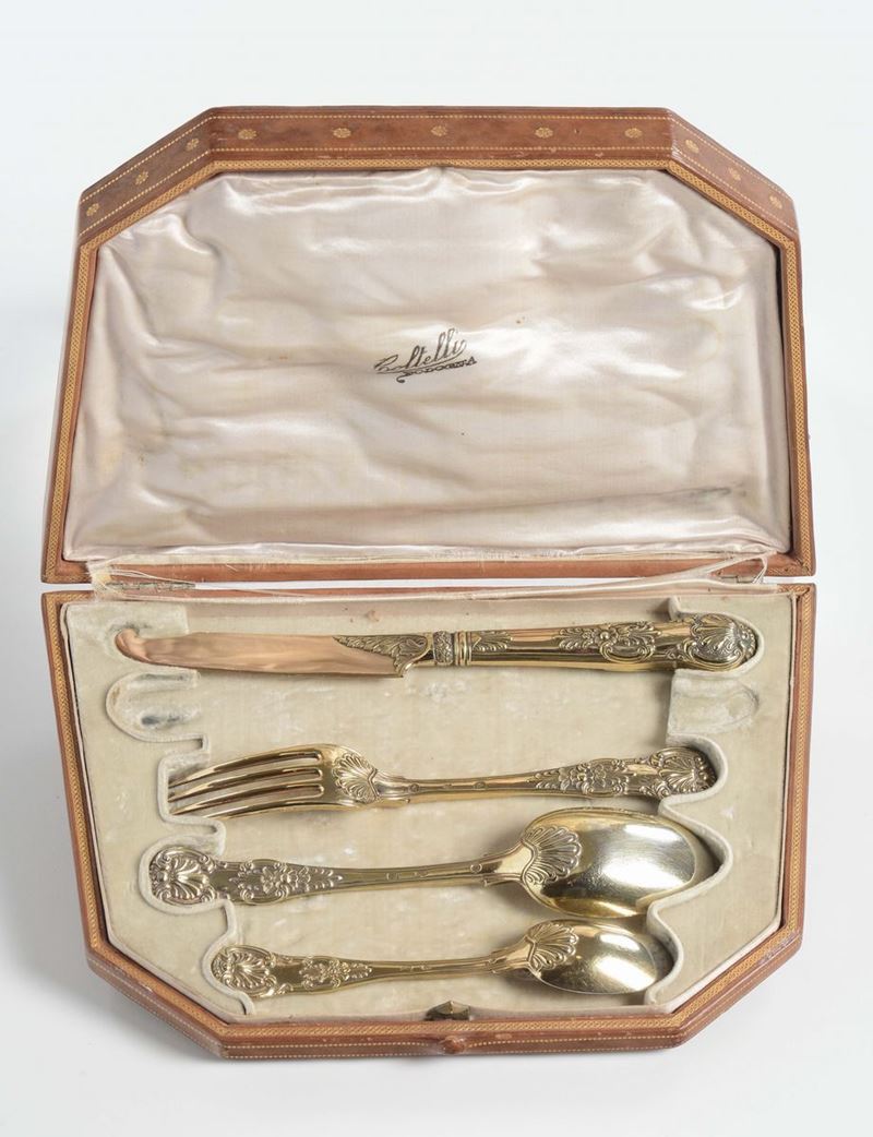 Astuccio in cuoio marrone finemente lavorato a piccoli fasci vegetali e datato 1896 contenente quattro posate in argento vermeille più antiche. Punzoni Parigi periodo Carlo X, 1830/40  - Auction Fine Art - Cambi Casa d'Aste
