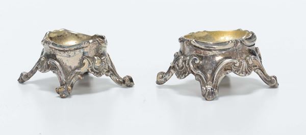 Due saliere diverse recanti inciso a bulino stemma di casato nobiliare, una punzonata Roma. Italia XVIII secolo