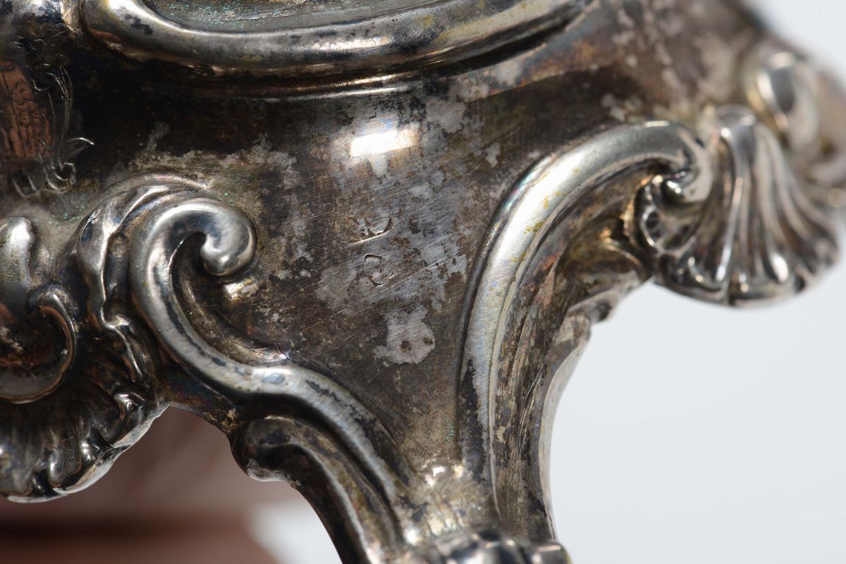 Due Saliere Diverse Recanti Inciso a Bulino Stemma di Casato Nobiliare, una Punzonata Roma. Itali...