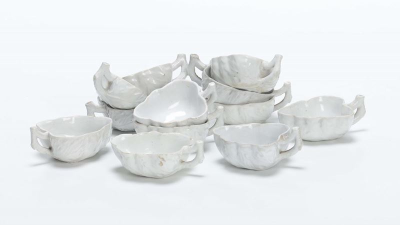 Lotto di dodici tazzine monoansate in porcellana bianca Ginori, XVIII secolo  - Asta Antiquariato - Cambi Casa d'Aste