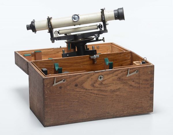 Microscopio da tavolo in custodia originale in legno, 1930 circa