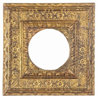 Cornice Quadrangolare con Interno Tondo in Legno Intagliato e Dorato. Italia Centrale Fine XVI Se...