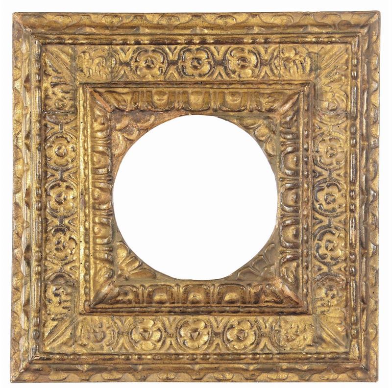 Cornice quadrangolare con interno tondo in legno intagliato e dorato. Italia centrale fine XVI secolo  - Asta Cornici Antiche - Cambi Casa d'Aste