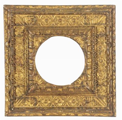 Cornice Quadrata con Interno Tondo in Legno Intagliato e Dorato. Italia Centrale Fine XVI Secolo