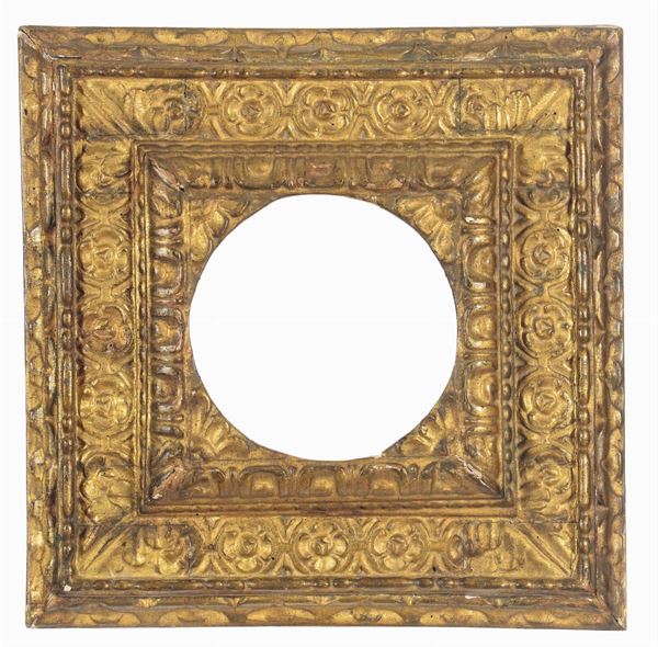 Cornice quadrata con interno tondo in legno intagliato e dorato. Italia Centrale fine XVI secolo