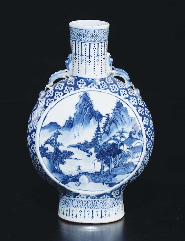 Fiasca in porcellana bianca e blu raffigurante paesagi fluviali entro riserve, Cina, Dinastia Qing, XIX secolo