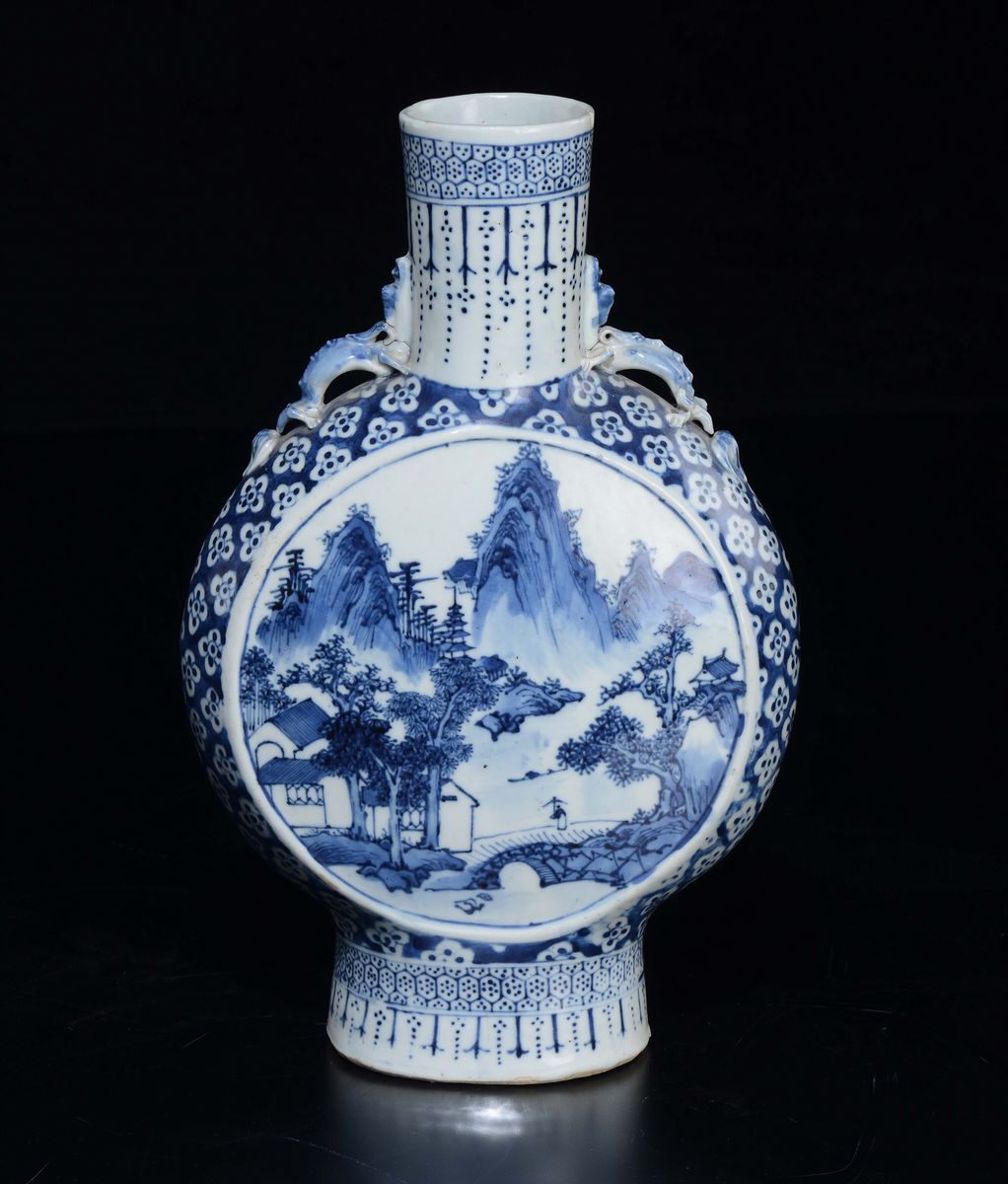 Fiasca in Porcellana Bianca e Blu Raffigurante Paesagi Fluviali Entro Riserve, Cina, Dinastia Qin...