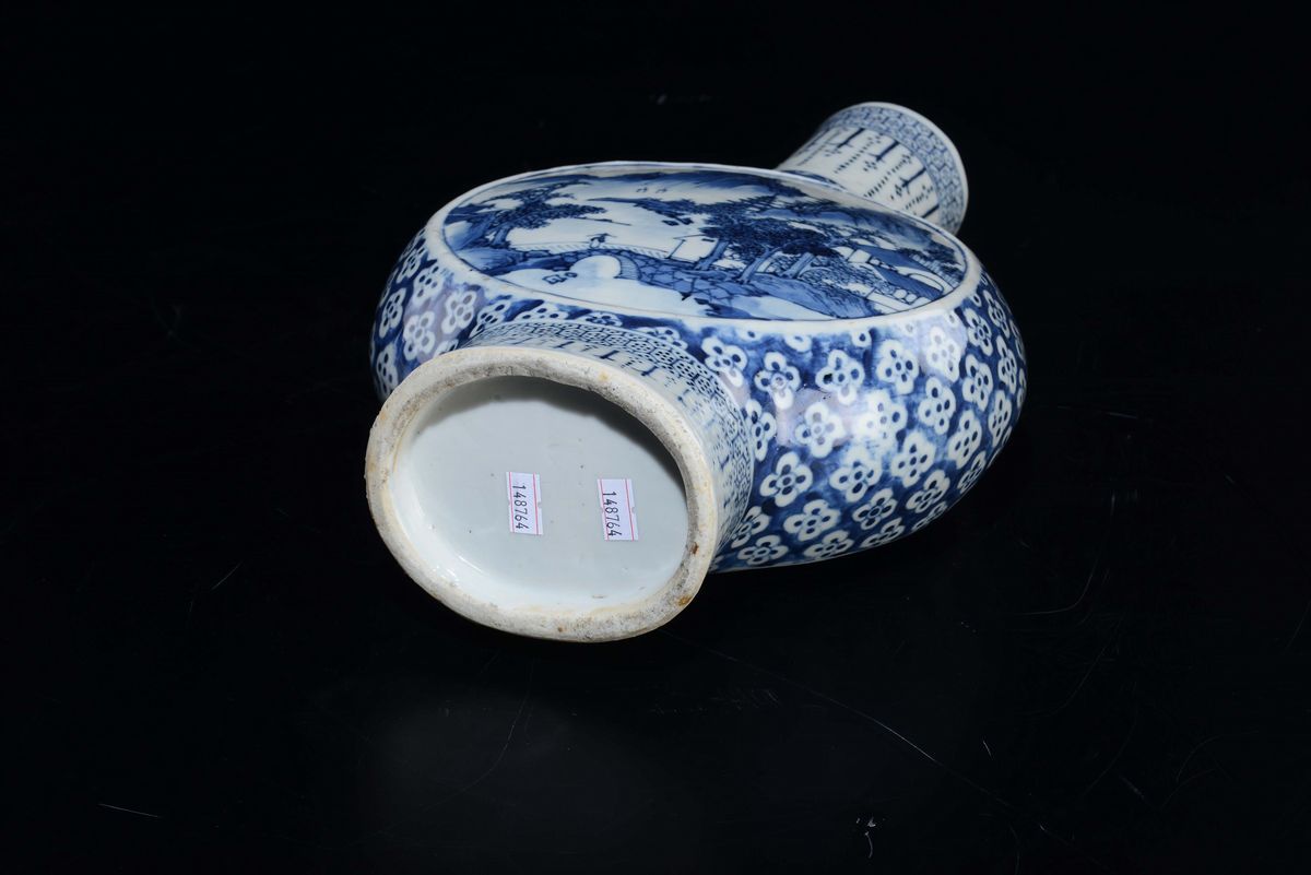 Fiasca in Porcellana Bianca e Blu Raffigurante Paesagi Fluviali Entro Riserve, Cina, Dinastia Qin...