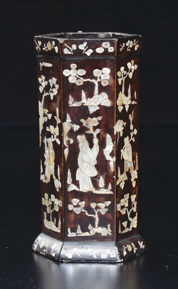 Portapennelli in legno con intarsi in madreperla raffiguranti saggi, Cina, XX secolo