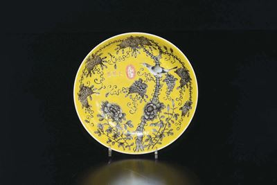 Piatto in Porcellana a Fondo Giallo Raffigurante Uccellino su Ramo Fiorito con Iscrizione, Cina, ...