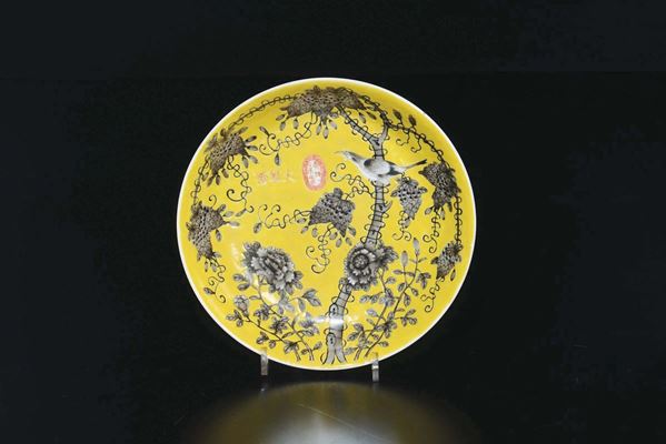 Piatto in porcellana a fondo giallo raffigurante uccellino su ramo fiorito con iscrizione, Cina, Dinastia Qing, XIX secolo