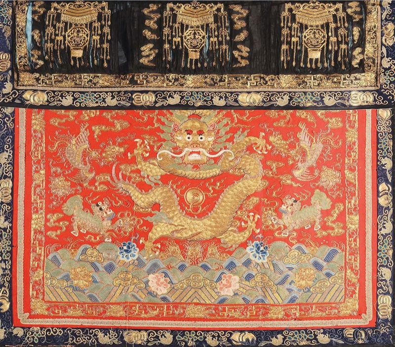 Tessuto in seta a fondo rosso con ricamo di dragoni dorati, Cina, Dinastia Qing, fine XIX secolo  - Asta Chinese Works of Art - Cambi Casa d'Aste