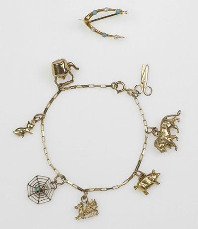Lotto Composto da una Spilla ed un Bracciale con Charms
