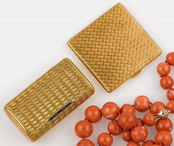 Lot composed by a gold pillbox and a gold powder compact