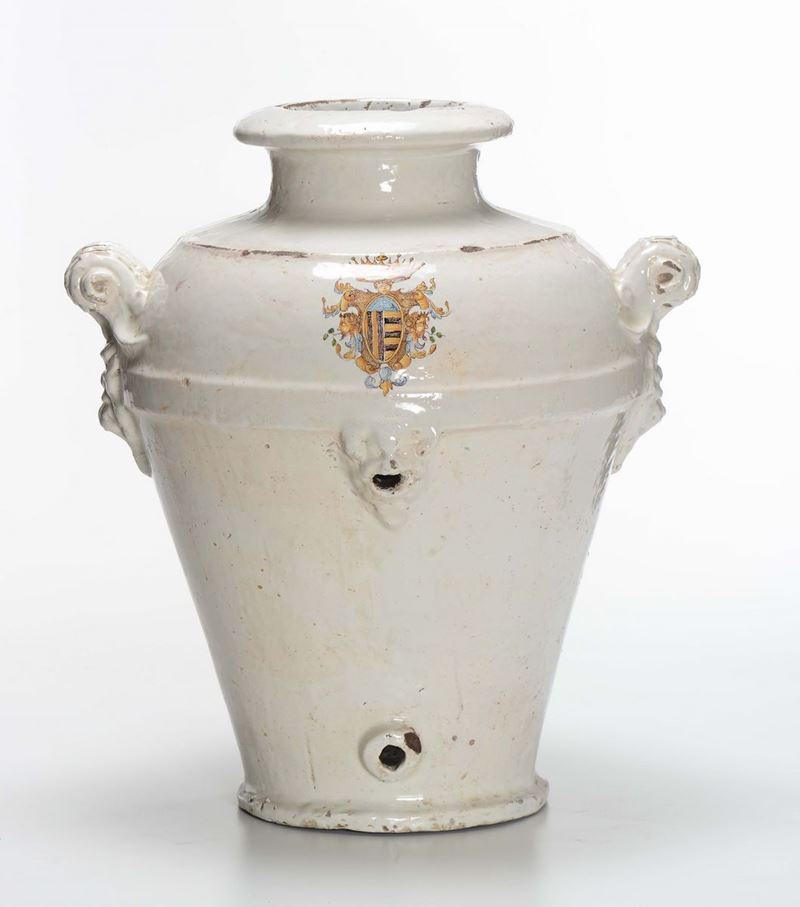 Orciolo in maiolica decorato con stemma policromo, XIX secolo  - Asta Antiquariato - Cambi Casa d'Aste