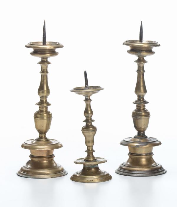 Tre piccoli candelieri in bronzo dorato