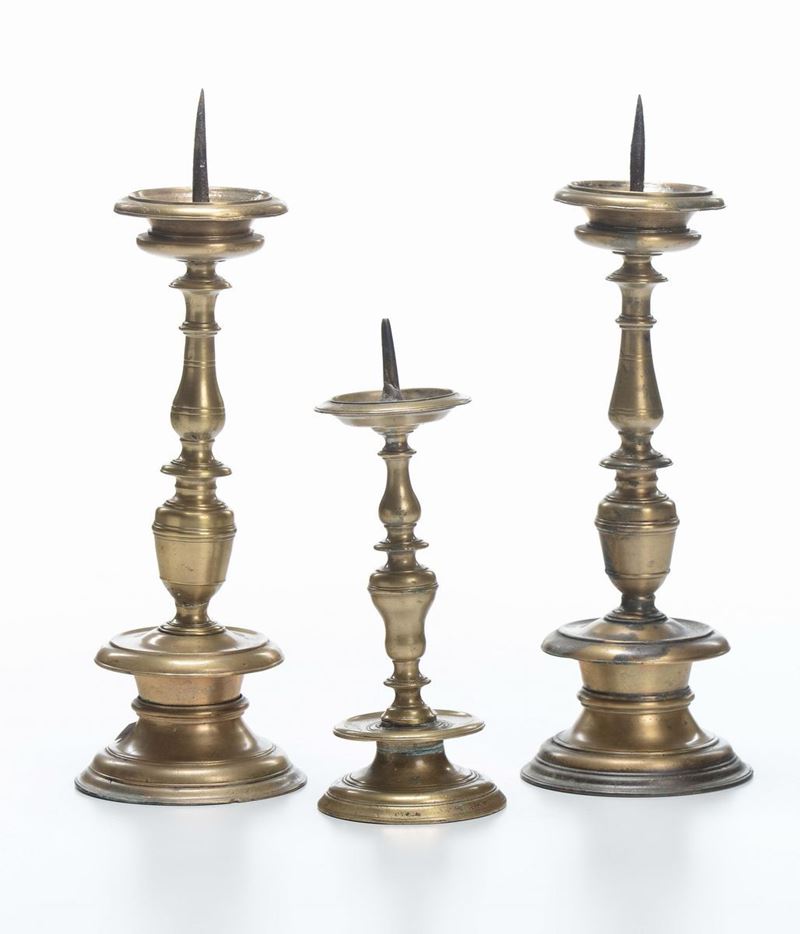 Tre piccoli candelieri in bronzo dorato  - Auction Fine Art - Cambi Casa d'Aste