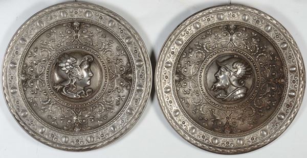 Coppia di grandi piatti in metallo argentato, XIX secolo