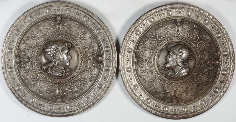 Coppia di grandi piatti in metallo argentato, XIX secolo  - Asta Antiquariato - Cambi Casa d'Aste