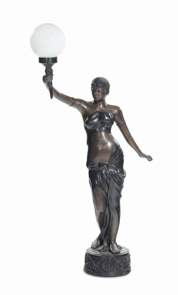 Scultura in bronzo raffigurante donna con torcia, XX secolo  - Auction Fine Art - Cambi Casa d'Aste