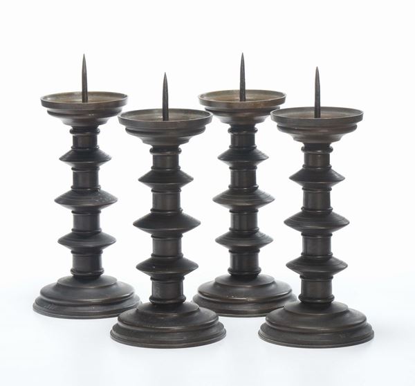 Quattro candelieri torniti neogotici in bronzo