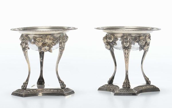Coppia di salierine in argento sbalzato, XIX secolo