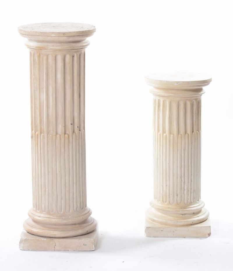 Due colonne scanalate in gesso diverse  - Asta Antiquariato - Cambi Casa d'Aste