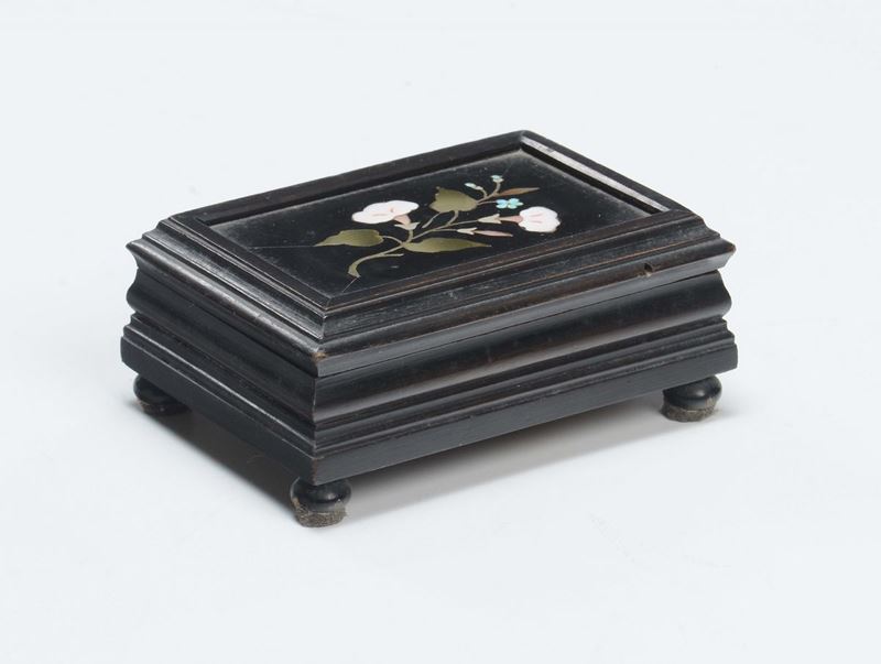 Piccolo cofanetto in legno ebanizzato e pietre dure, XX secolo  - Asta Antiquariato - Cambi Casa d'Aste