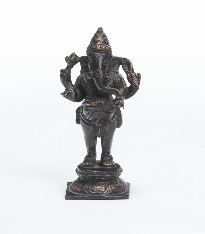 Piccola figura di divinità indiana in bronzo, XX secolo  - Asta Antiquariato - Cambi Casa d'Aste