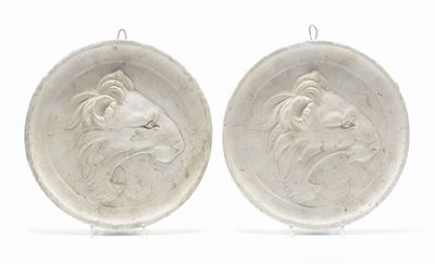 Due Medaglioni Circolari in Gesso con Leoni, XX Secolo