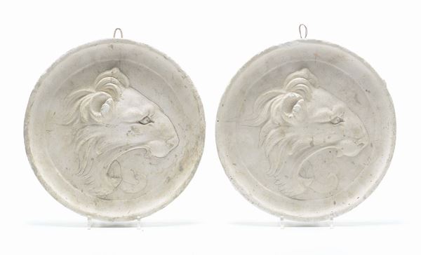 Due medaglioni circolari in gesso con leoni, XX secolo