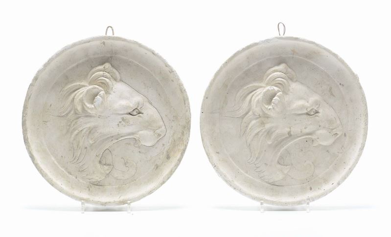 Due medaglioni circolari in gesso con leoni, XX secolo  - Asta Antiquariato - Cambi Casa d'Aste