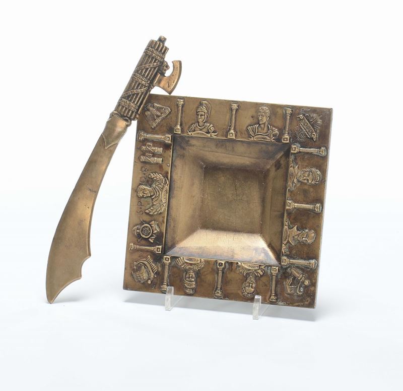 Posacenere e tagliacarte in metallo dorato con simboli del fascio  - Asta Antiquariato - Cambi Casa d'Aste