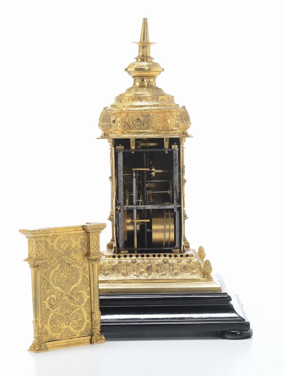 Orologio S Edicola con Cassa in Rame Sbalzato e Dorato, Germania XVII Secolo