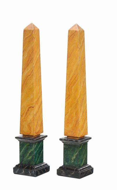 Coppia di Obelischi in Legno Laccato a Finto Marmo, XX Secolo
