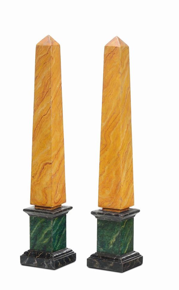 Coppia di obelischi in legno laccato a finto marmo, XX secolo