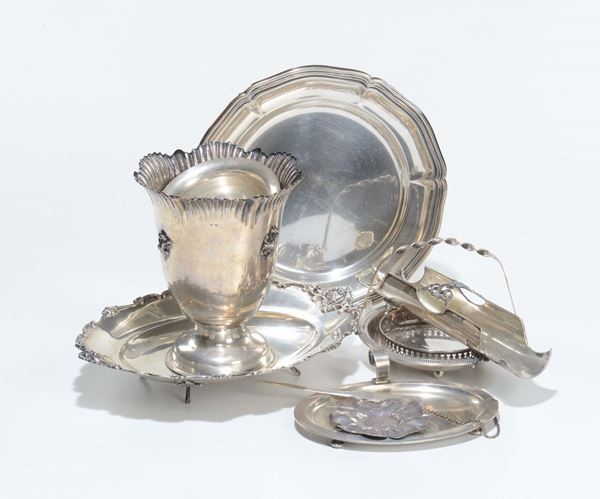 Lotto di vassoi, vasi e altro in argento, XX secolo