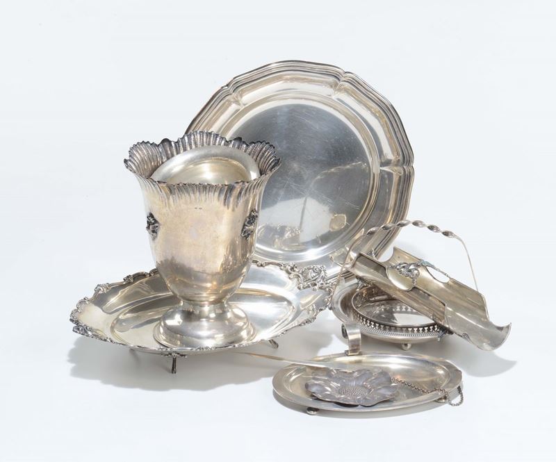 Lotto di vassoi, vasi e altro in argento, XX secolo  - Asta Antiquariato - Cambi Casa d'Aste